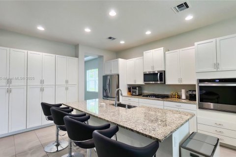 House in Westlake, Florida 3 bedrooms, 228.91 sq.m. № 1944162 - photo 10