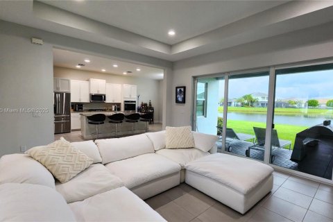 House in Westlake, Florida 3 bedrooms, 228.91 sq.m. № 1944162 - photo 3