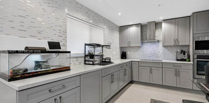 Дом в Майами, Флорида 3 спальни, 134.62м2 № 2036465