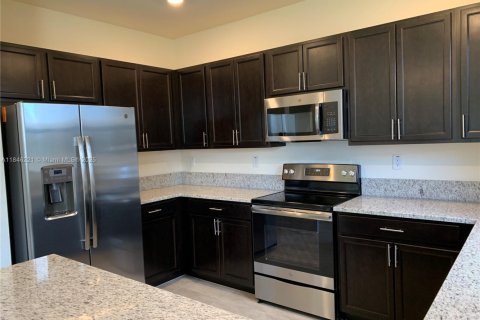 House in Hialeah, Florida 4 bedrooms, 228.73 sq.m. № 1842938 - photo 5