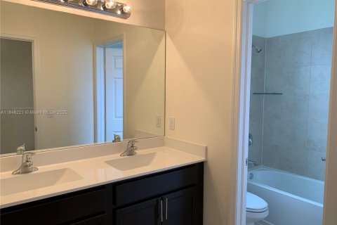 House in Hialeah, Florida 4 bedrooms, 228.73 sq.m. № 1842938 - photo 17
