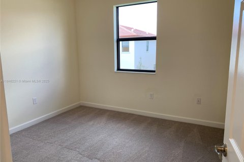 House in Hialeah, Florida 4 bedrooms, 228.73 sq.m. № 1842938 - photo 11