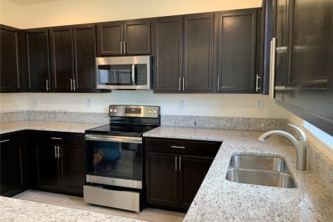 House in Hialeah, Florida 4 bedrooms, 228.73 sq.m. № 1842938 - photo 4