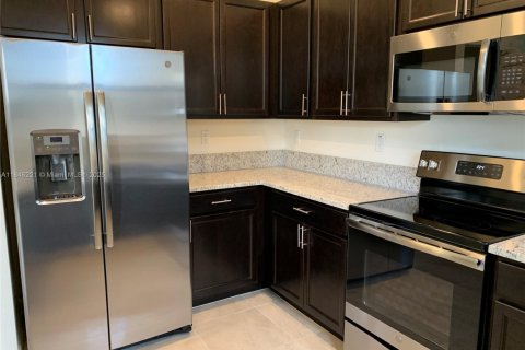 House in Hialeah, Florida 4 bedrooms, 228.73 sq.m. № 1842938 - photo 6