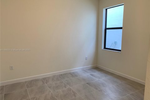 House in Hialeah, Florida 4 bedrooms, 228.73 sq.m. № 1842938 - photo 7