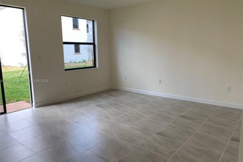 House in Hialeah, Florida 4 bedrooms, 228.73 sq.m. № 1842938 - photo 3