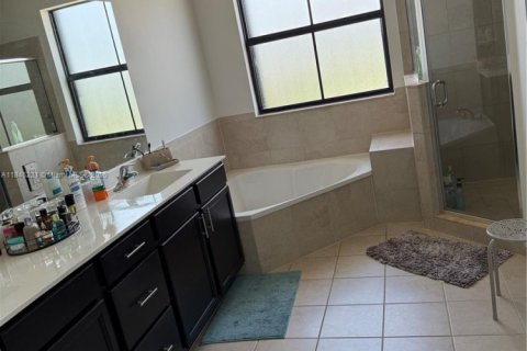 House in Hialeah, Florida 4 bedrooms, 228.73 sq.m. № 1842938 - photo 21