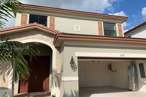 House in Hialeah, Florida 4 bedrooms, 228.73 sq.m. № 1842938 - photo 2