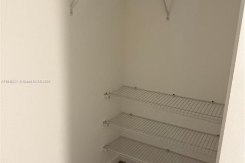 House in Hialeah, Florida 4 bedrooms, 228.73 sq.m. № 1842938 - photo 24