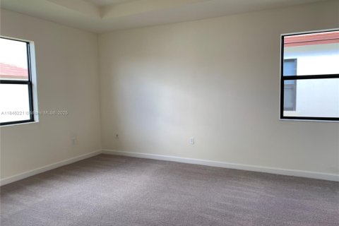 House in Hialeah, Florida 4 bedrooms, 228.73 sq.m. № 1842938 - photo 13