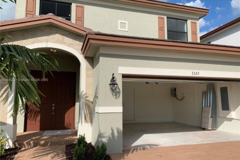 House in Hialeah, Florida 4 bedrooms, 228.73 sq.m. № 1842938 - photo 1