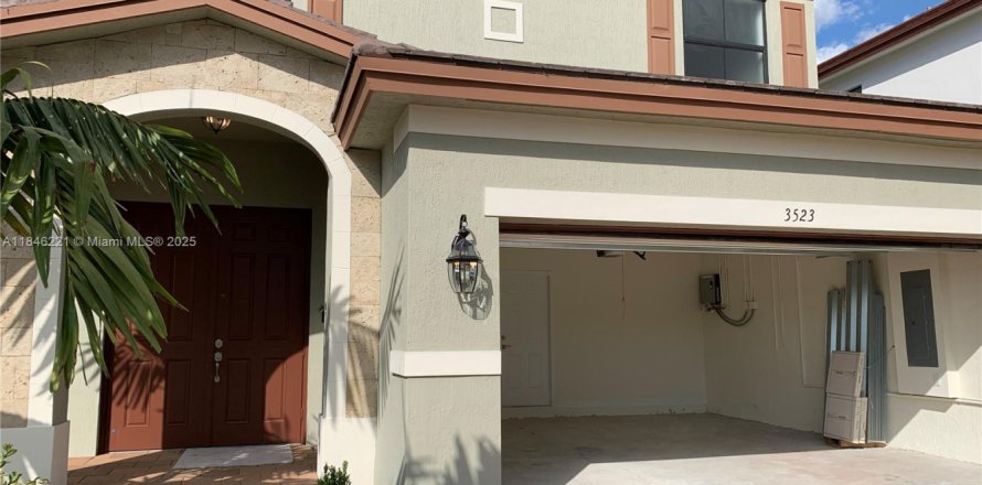 House in Hialeah, Florida 4 bedrooms, 228.73 sq.m. № 1842938