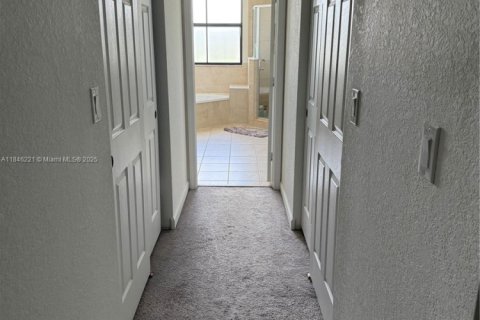 House in Hialeah, Florida 4 bedrooms, 228.73 sq.m. № 1842938 - photo 20