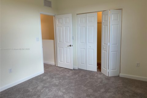 House in Hialeah, Florida 4 bedrooms, 228.73 sq.m. № 1842938 - photo 15