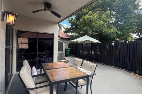 House in Miami, Florida 2 bedrooms, 126.35 sq.m. № 2012853 - photo 1