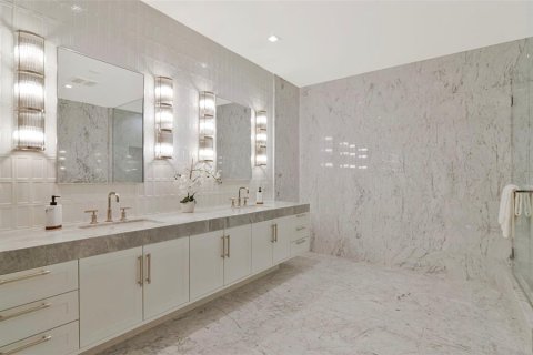 Condo in Tampa, Florida, 4 bedrooms  № 2384133 - photo 23