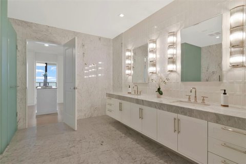 Condo in Tampa, Florida, 4 bedrooms  № 2384133 - photo 26