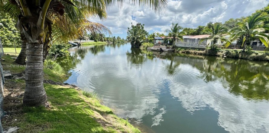 Casa en Miami, Florida 4 dormitorios, 237.27 m2 № 1890087