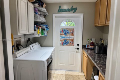 House in Cutler Bay, Florida 3 bedrooms, 124.86 sq.m. № 1979629 - photo 26