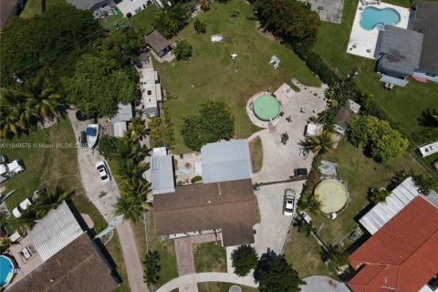 House in Cutler Bay, Florida 3 bedrooms, 124.86 sq.m. № 1979629 - photo 6