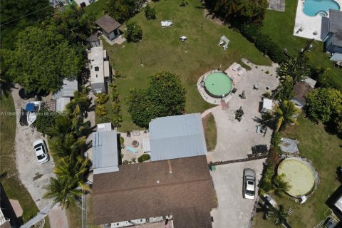 House in Cutler Bay, Florida 3 bedrooms, 124.86 sq.m. № 1979629 - photo 27