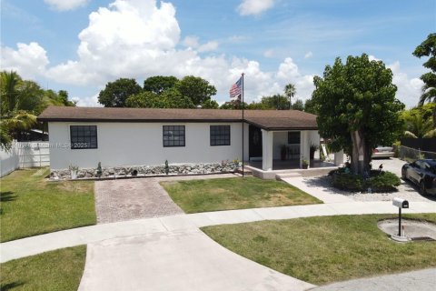 House in Cutler Bay, Florida 3 bedrooms, 124.86 sq.m. № 1979629 - photo 2