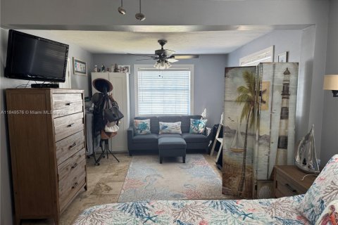 House in Cutler Bay, Florida 3 bedrooms, 124.86 sq.m. № 1979629 - photo 23