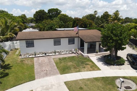 House in Cutler Bay, Florida 3 bedrooms, 124.86 sq.m. № 1979629 - photo 1