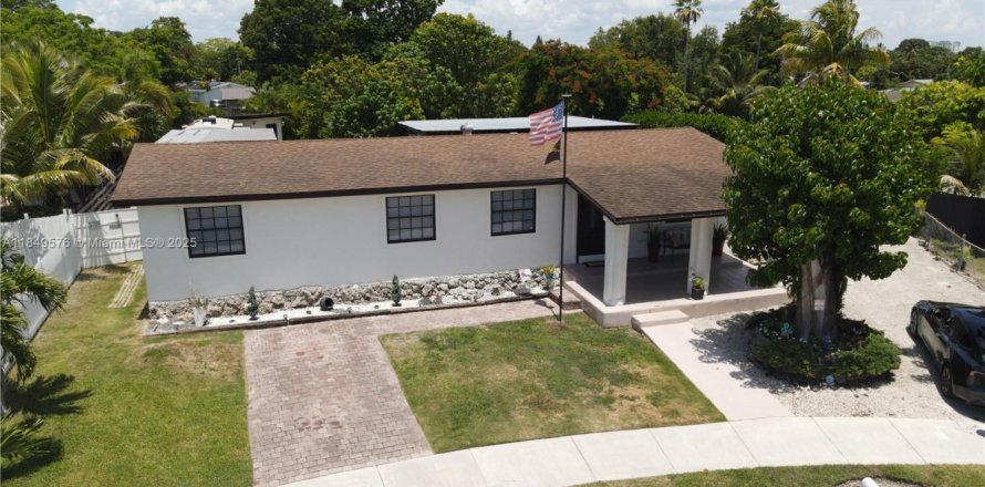 House in Cutler Bay, Florida 3 bedrooms, 124.86 sq.m. № 1979629