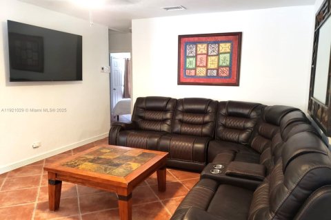 Casa en venta en Miami, Florida, 2 dormitorios, 97.36 m2 № 1975214 - foto 7
