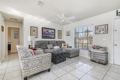 Casa en venta en Port Charlotte, Florida, 3 dormitorios, 101.26 m2 № 1626847 - foto 4