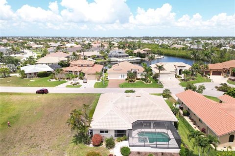 House in Punta Gorda, Florida 3 bedrooms, 177.81 sq.m. № 1759786 - photo 3