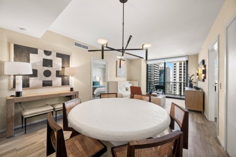 Condominio en alquiler en Miami, Florida, 2 dormitorios, 116.41 m2 № 1991924 - foto 2