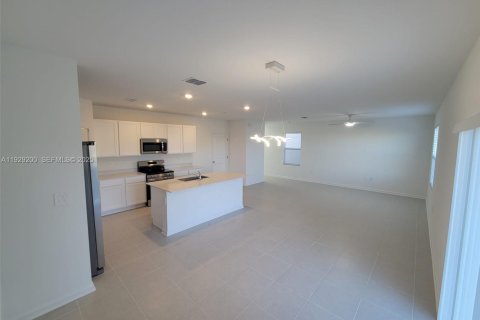 House in Lake Wales, Florida 4 bedrooms № 1987563 - photo 4