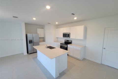 House in Lake Wales, Florida 4 bedrooms № 1987563 - photo 3