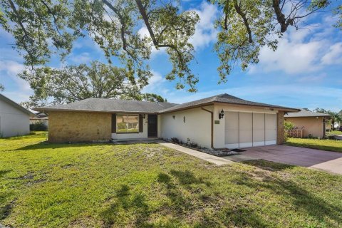 House in Port Richey, Florida 2 bedrooms, 118.36 sq.m. № 2208524 - photo 3
