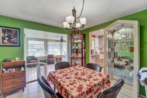 House in Port Richey, Florida 2 bedrooms, 118.36 sq.m. № 2208524 - photo 7