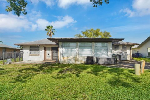 House in Port Richey, Florida 2 bedrooms, 118.36 sq.m. № 2208524 - photo 23