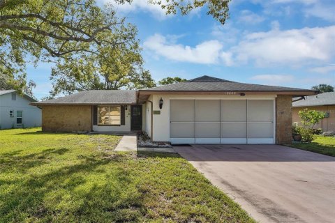 House in Port Richey, Florida 2 bedrooms, 118.36 sq.m. № 2208524 - photo 2