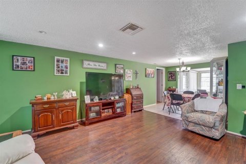 House in Port Richey, Florida 2 bedrooms, 118.36 sq.m. № 2208524 - photo 4