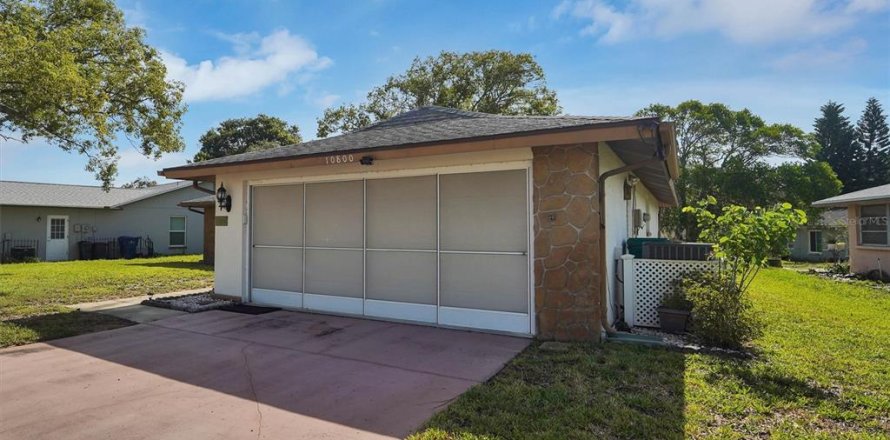 House in Port Richey, Florida 2 bedrooms, 118.36 sq.m. № 2208524