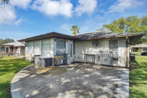 House in Port Richey, Florida 2 bedrooms, 118.36 sq.m. № 2208524 - photo 22