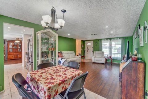 House in Port Richey, Florida 2 bedrooms, 118.36 sq.m. № 2208524 - photo 11