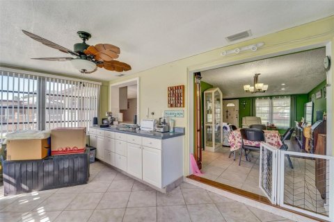 House in Port Richey, Florida 2 bedrooms, 118.36 sq.m. № 2208524 - photo 14