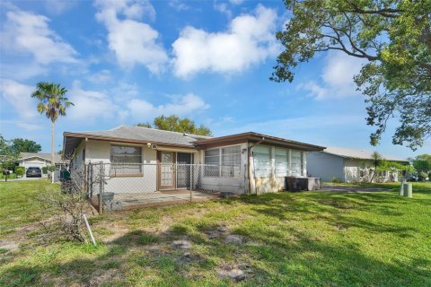 House in Port Richey, Florida 2 bedrooms, 118.36 sq.m. № 2208524 - photo 24