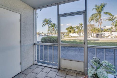 Condo in Saint Petersburg, Florida, 1 bedroom  № 1532335 - photo 25