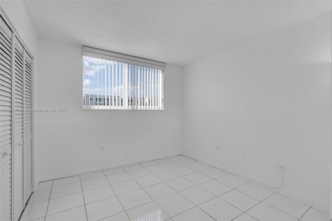 Condominio en venta en Miami, Florida, 2 dormitorios, 89.19 m2 № 1974829 - foto 12