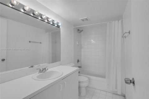 Condominio en venta en Miami, Florida, 2 dormitorios, 89.19 m2 № 1974829 - foto 17