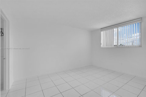 Condominio en venta en Miami, Florida, 2 dormitorios, 89.19 m2 № 1974829 - foto 14