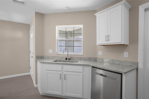 House in Floral City, Florida 3 bedrooms, 121.79 sq.m. № 2097787 - photo 9